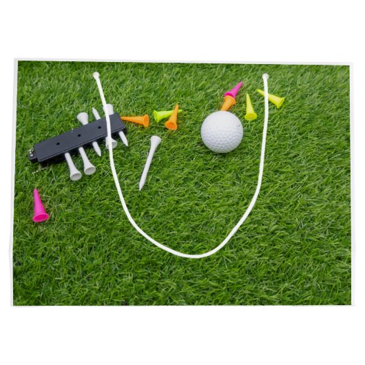 Golfbal met kleurrijke t - shirts op groen gras groot cadeauzakje (Achterkant)