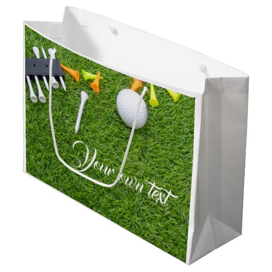 Golfbal met kleurrijke t - shirts op groen gras groot cadeauzakje (Voorkant Gekanteld)
