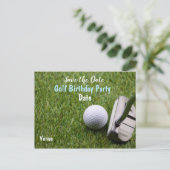 Golfbal met putter op groen gras aankondigingskaart (Staand voorkant)