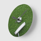 Golfbal met putter op groen gras ronde klok (Hoek)