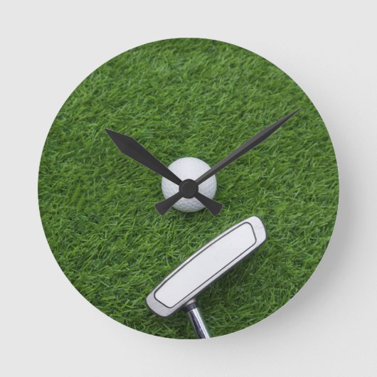 Golfbal met putter op groen gras ronde klok (Voorkant)