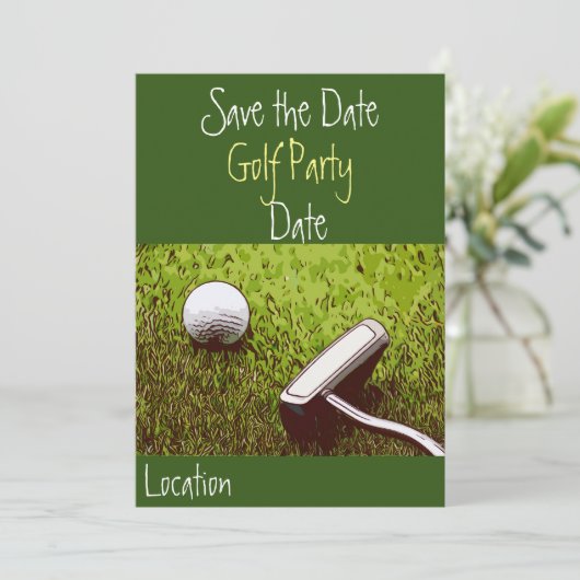 Golfbal met putter op groene grasuitnodiging kaart (Staand voorkant)