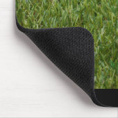 Golfbal met putter op groengras golf muismat (Hoek)