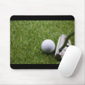 Golfbal met putter op groengras golf muismat (Met muis)
