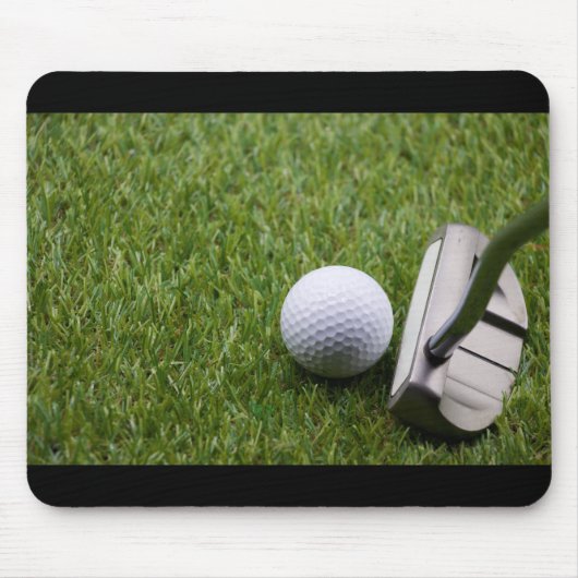 Golfbal met putter op groengras golf muismat (Voorkant)