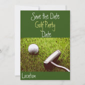 Golfbal met putter op uitnodiging van groen gras (Voorkant)