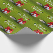 Golfbal met rode lint op groen gras cadeaupapier (Hoek)