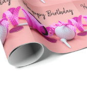 Golfbal met roze polka dot lint op roze cadeaupapier (Rol Hoek)