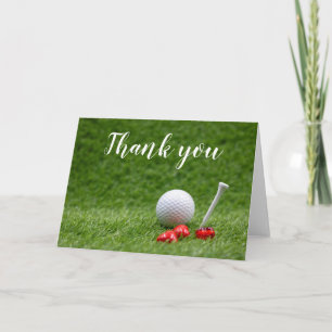 Golfbal met t-shirt en rood hart zijn op groen kaart