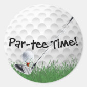 Golfbal met T-shirt in gras Ronde Sticker (Voorkant)