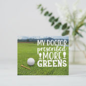 Golfbal met t-shirt op groen gras briefkaart (Staand voorkant)