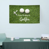 Golfbal met t-shirt op groene Happy Birthday Spandoek (Beurs)