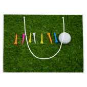 Golfbal met t - shirts op groengras golf groot cadeauzakje (Voorkant)