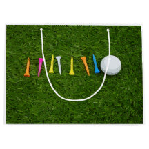 Golfbal met t - shirts op groengras golf