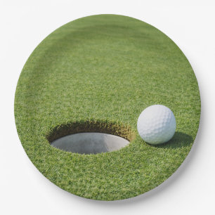 Golfbal met tee op groen gras golferfeestje papieren bordje