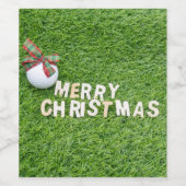 Golfbal met Vrolijke Kerstmis aan golfer op groen Wijn Etiket (Enkel label)