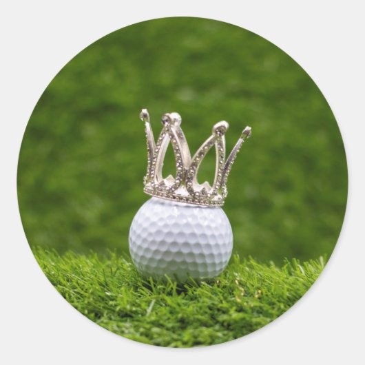 Golfbal met zilveren kroon zijn op groen gras ronde sticker (Voorkant)