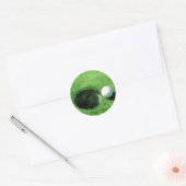 Golfbal naast het gat voor Golfer Party Ronde Sticker (Envelop)