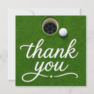 Golfbal naast hole dank je wel op groen gras bedankkaart