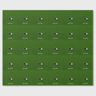 Golfbal naast hole op groene gras golfbaan cadeaupapier