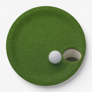 Golfbal naast hole op groene gras golfbaan  papieren bordje