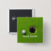 Golfbal naast hole op groene gras golfbaan vierkante button 5,1 cm (Voorkant /achterkant)
