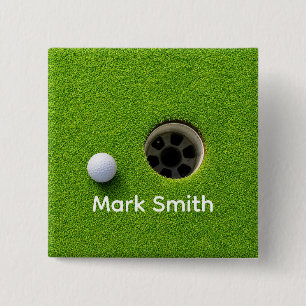Golfbal naast hole op groene gras golfbaan vierkante button 5,1 cm