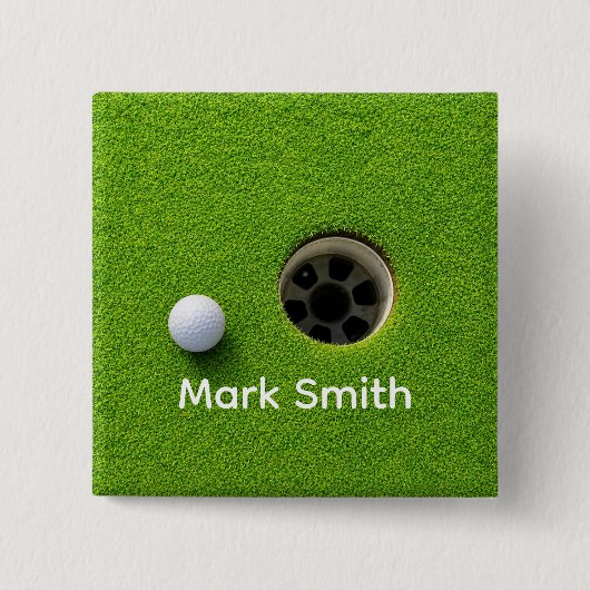 Golfbal naast hole op groene gras golfbaan vierkante button 5,1 cm (Voorkant)