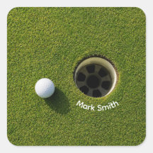 Golfbal naast hole op groene gras golfbaan