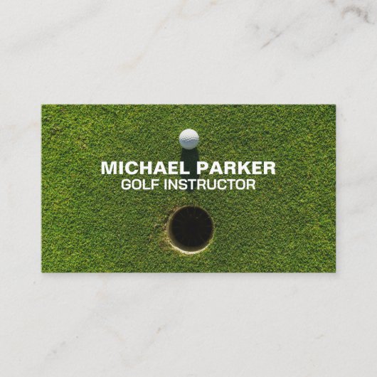 Golfbal nabij hole visitekaartje (Voorkant)