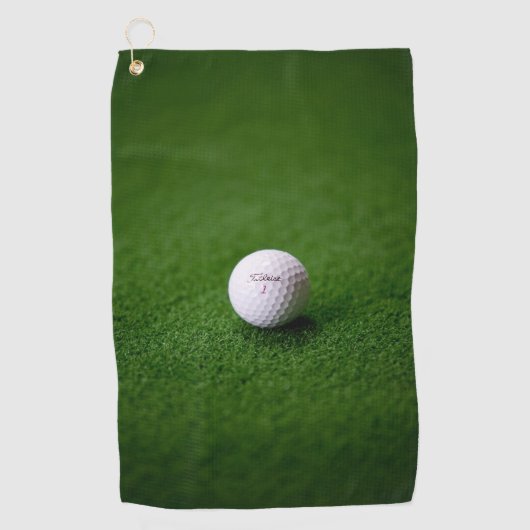 Golfbal op een groene ondergrond Golf Handdoeken (Voorkant)