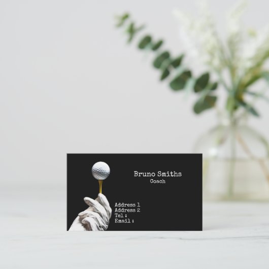 Golfbal op een speld naast een zwarte opening visitekaartje (Staand voorkant)
