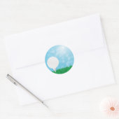 golfbal op gras ronde sticker (Envelop)