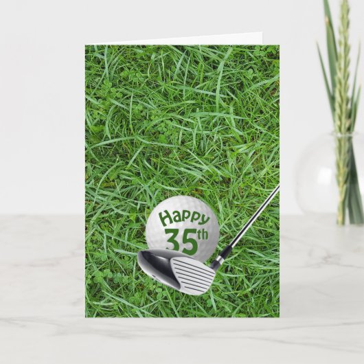 Golfbal op gras voor 35e verjaardag kaart (Voorkant)