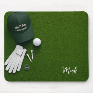 Golfbal op green klaar voor afslaan muismat