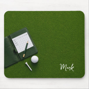 Golfbal op green klaar voor afslaan muismat