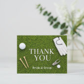 Golfbal op groen gras briefkaart (Staand voorkant)
