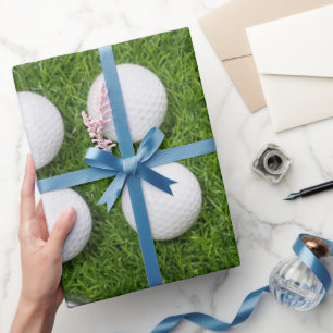 Golfbal op groen gras cadeaupapier