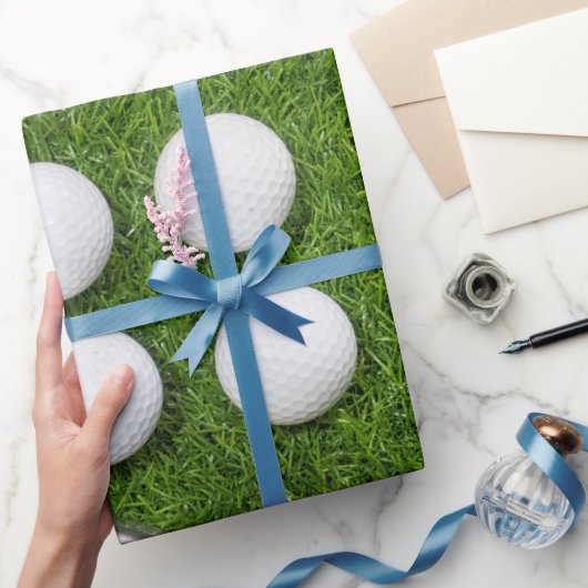 Golfbal op groen gras cadeaupapier (Geschenken)
