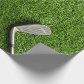 Golfbal op groen gras cadeaupapier (Hoek)