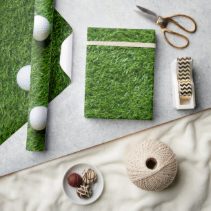 Golfbal op groen gras cadeaupapier