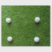Golfbal op groen gras cadeaupapier (Vlak)