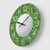 Golfbal op groen gras grote klok (Hoek)
