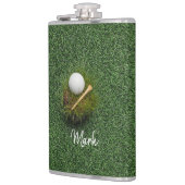 Golfbal op groen gras heupfles (Links)
