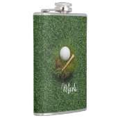 Golfbal op groen gras heupfles (Rechts)