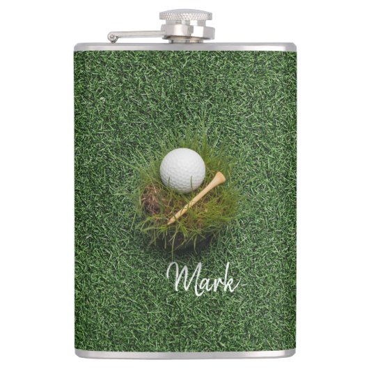 Golfbal op groen gras heupfles (Voorkant)