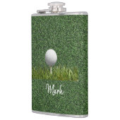 Golfbal op groen gras heupfles (Links)