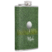 Golfbal op groen gras heupfles (Rechts)