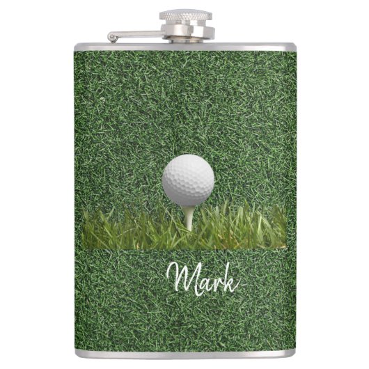 Golfbal op groen gras heupfles (Voorkant)