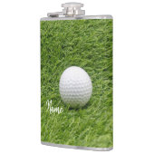 Golfbal op groen gras heupfles (Links)